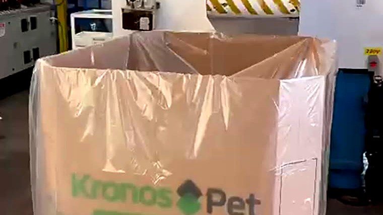 Chão de fábrica com big bag de resina PET